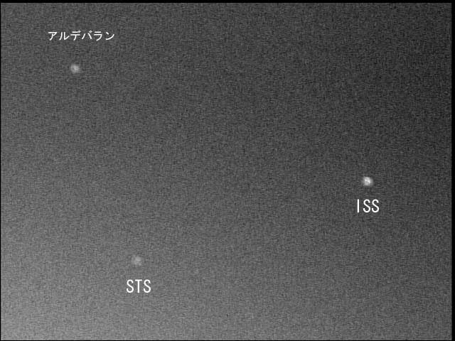 飛行するシャトルと宇宙ステーション