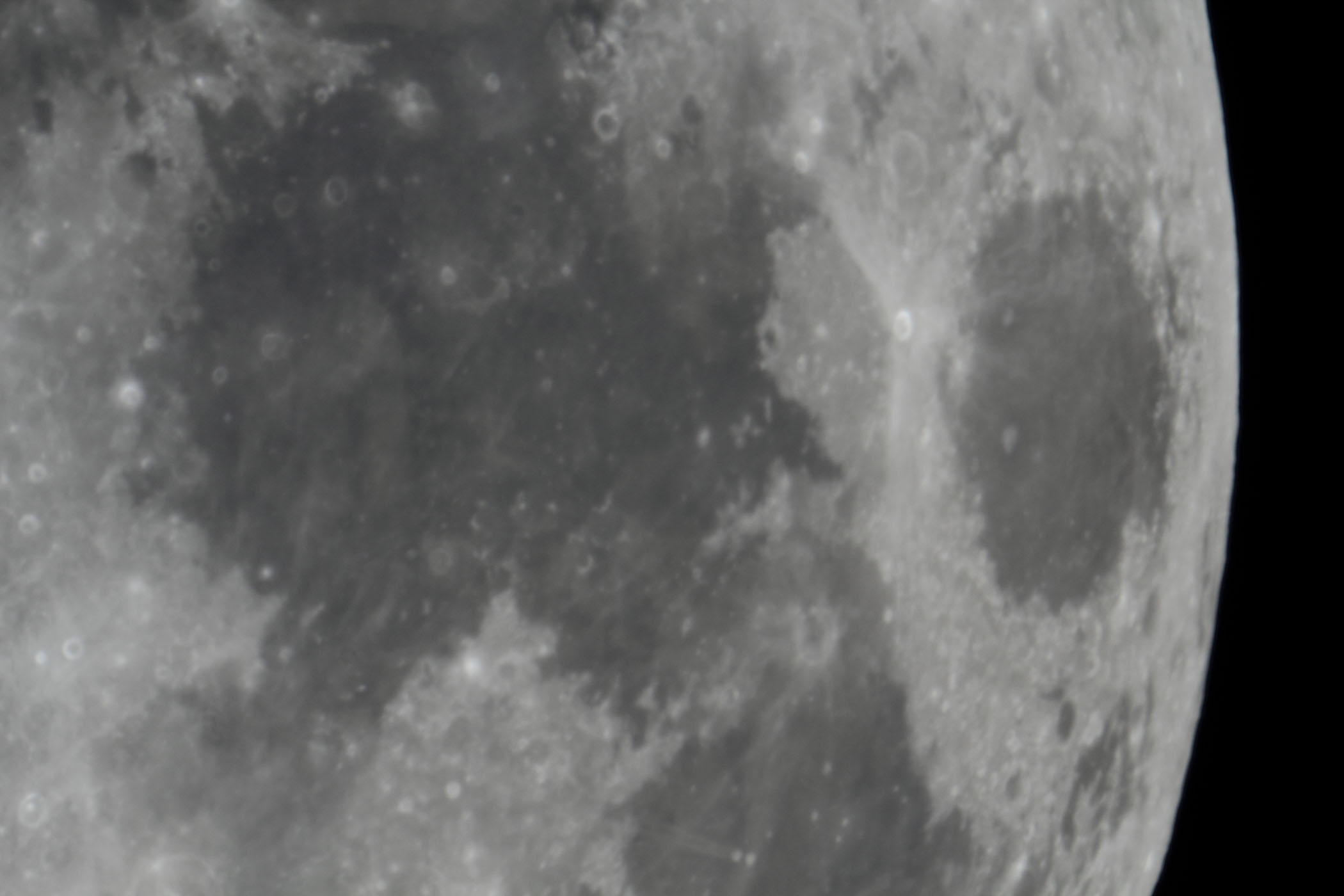 『月(月齢12.2)静かの海・危機の海付近』(2025年12月2日)