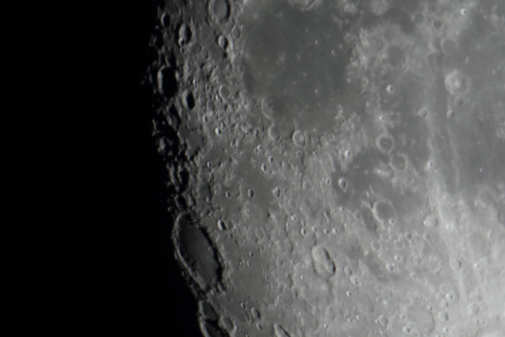 『月(月齢12.2)湿りの海・シッカート付近』(2025年12月2日)